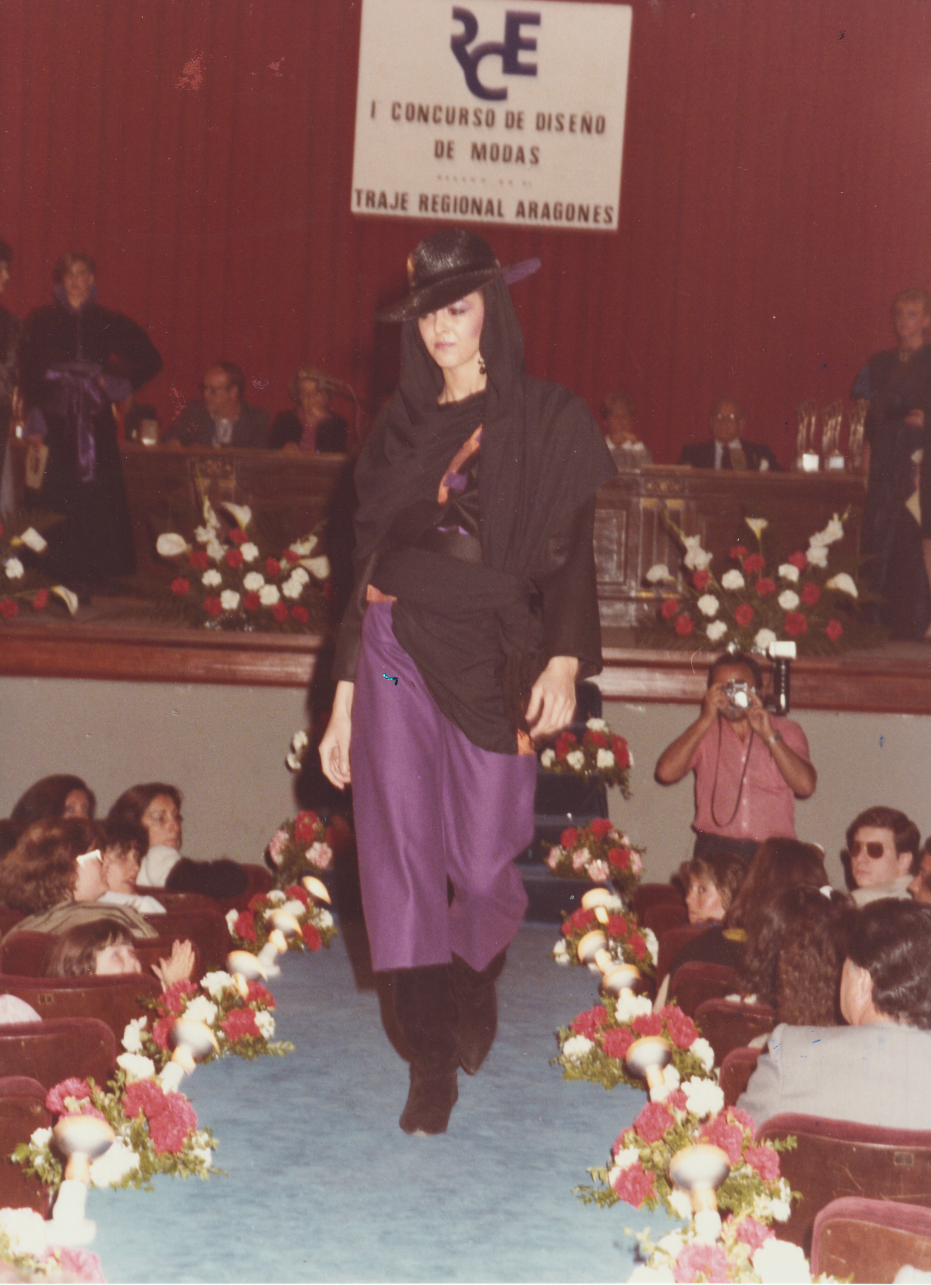certamen de diseño de moda inspirado en el traje regional aragones año 1983. Modelo diseñado por mercedes coloma