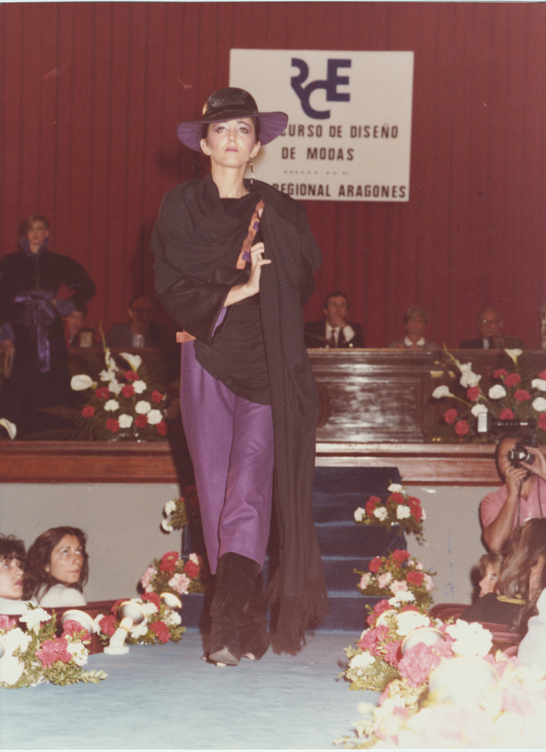 certamen de diseño de moda inspirado en el traje regional aragones año 1983. Modelo diseñado por mercedes coloma